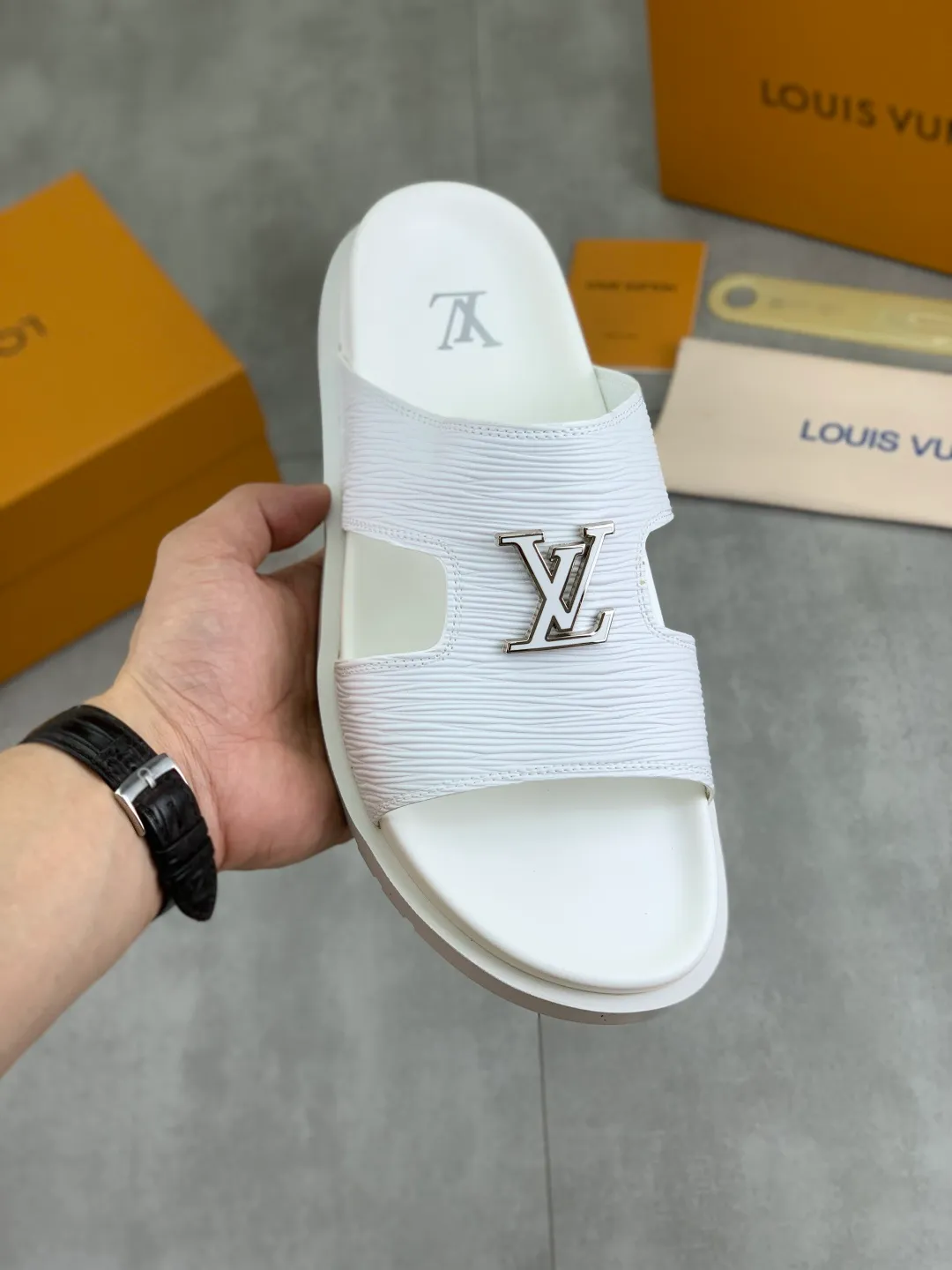 Men's shoes 💰P300💰【New style】🆘 Original quality 【LOUIS VUITTON】The popular Louis Vuitton LV men's slippers on the official website are on sale simultaneously! Original fabric imported from Italy, original factory special supply, code number: 38-44 (45 customized), many colors available